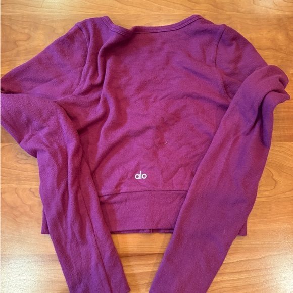 ALO YOGA LONG SLEEVE BUTTON CROP TOP. ACTIVEWEAR for WOMEN. Deep Raspberry. M. - Picture 2 of 2